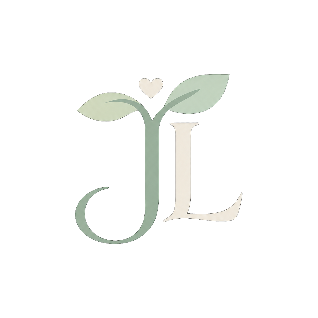 Logo von Julia Lang: die Initialen JL mit Blättern und einem kleinen Herz